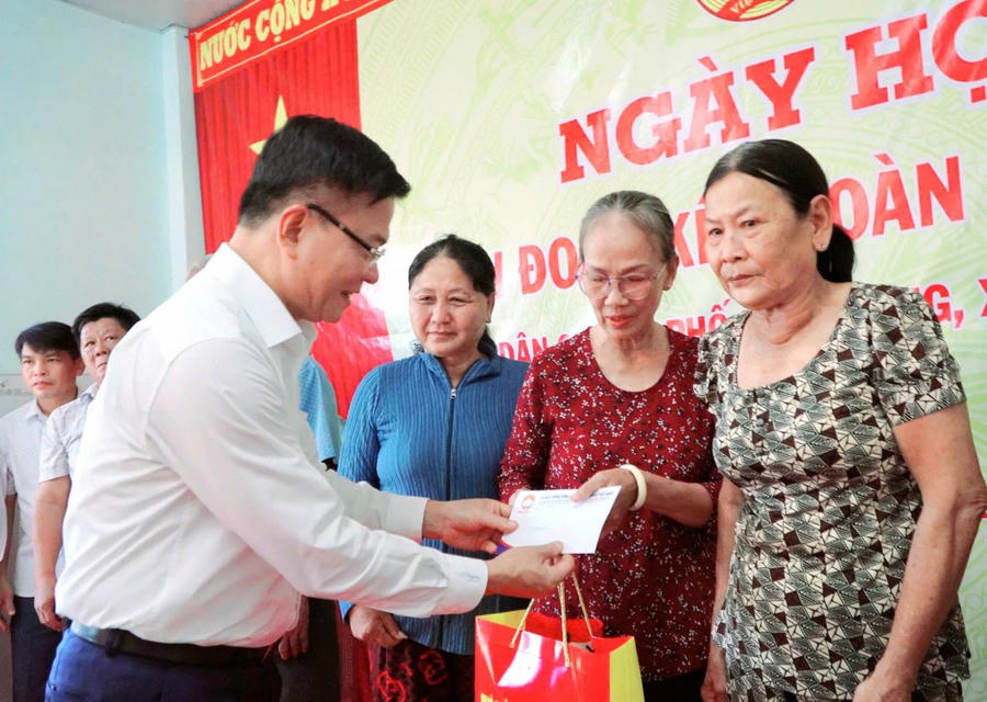 Phó Thủ tướng tặng quà người dân khu phố Minh Long, xã Châu Thành, tỉnh An Giang
