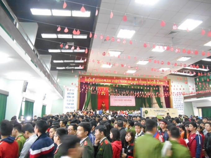 Gần 500 cán bộ, chiến sĩ công an TP Hà Nội đã có mặt tại hội trường lớn của Đại học Bách khoa Hà Nội để được tham gia hiến máu.