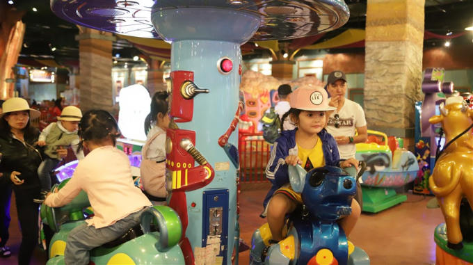 Đối với con trẻ, thế giới game bất tận tại công viên trong nhà lớn nhất Đông Nam Á -Fantasy Park giống như cõi mê hoặc, khiến chúng chỉ muốn ở Bà Nà thôi chẳng muốn về.