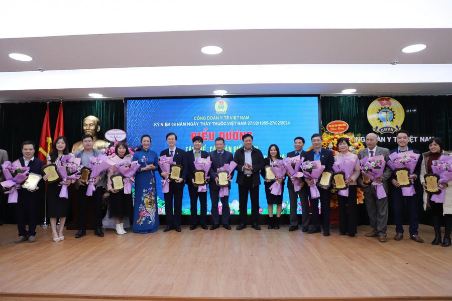 Đồng chí Đỗ Xuân Tuyên, Thứ trưởng Bộ Y tế và đồng chí Phạm Thanh Bình, Chủ tịch Công đoàn Y tế Việt Nam tặng biểu trưng cho tập thể điển hình “Học tập và làm theo tư tưởng, đạo đức, phong cách Hồ Chí Minh”. (Ảnh: moh.gov.vn)