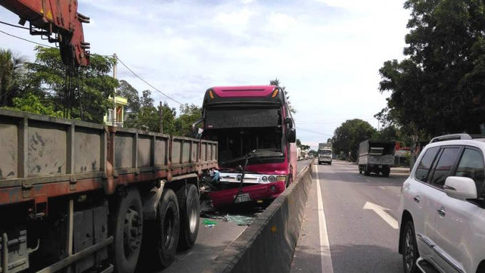 Phần đầu xe khách chạy tuyến Lào - Việt Nam vỡ nát, một hành khách bị gãy chân. (Ảnh: A.Thắng)