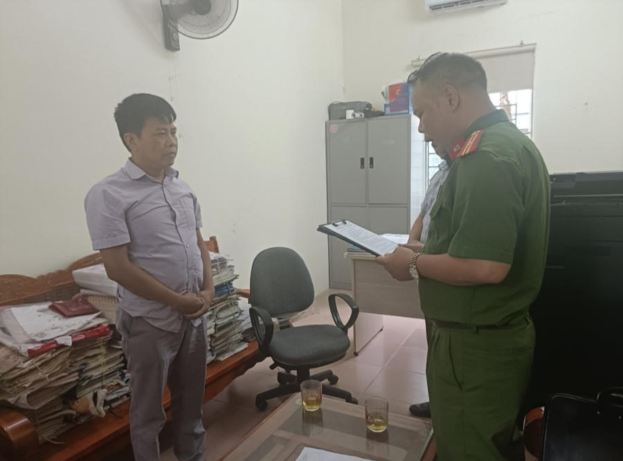 Công an đọc lệnh bắt bị can Nông Văn Thuận. Ảnh Công an Cao Bằng