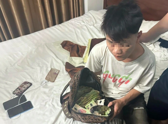 Khánh Văn Tùng cùng tang vật vụ án (Ảnh: Công an Hà Giang).