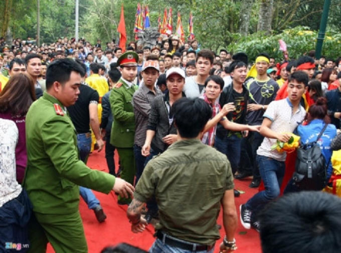 Cảnh sát sẽ trấn áp mạnh số người càn quấy, gây rối trong các lễ hội. Ảnh: Chí Toàn