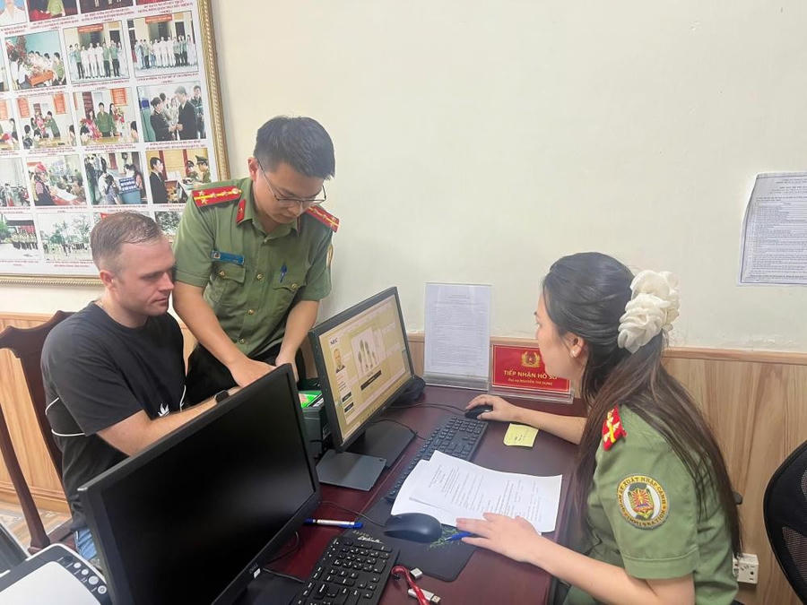 Hà Tĩnh hoàn thành cấp 100% tài khoản định danh điện tử mức 2 cho người nước ngoài đủ điều kiện - Ảnh Công an Hà Tĩnh.