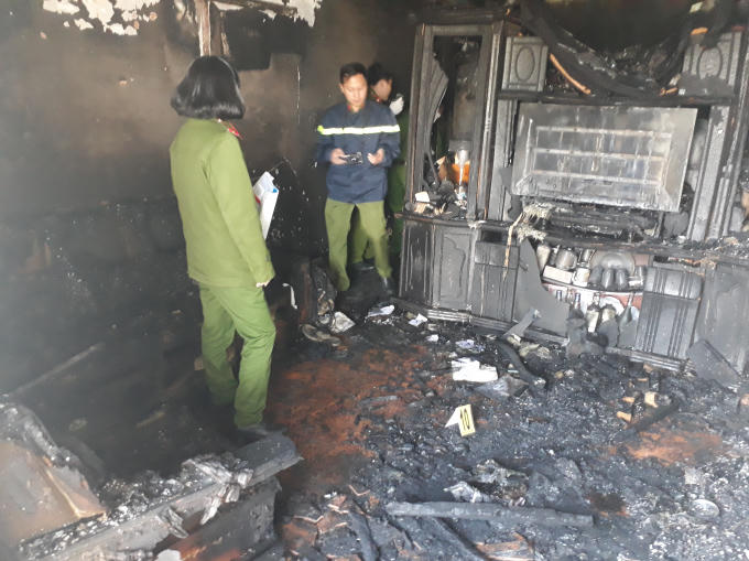 Cơ quan chức năng khám nghiệm hiện trường.