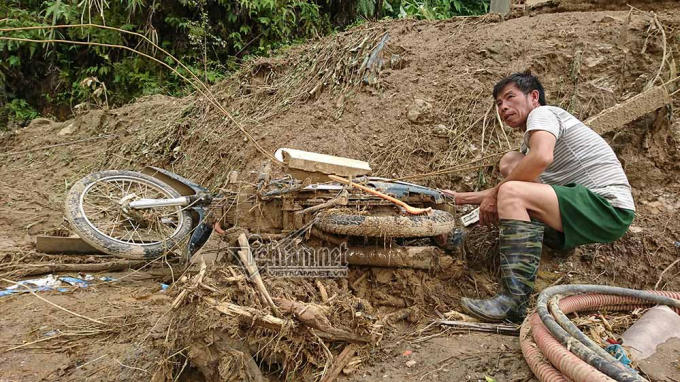 Xe biến dạng và mất biển số nên ông Mùa A Quả không chắc chắn đây có phải là xe của gia đình hay không.