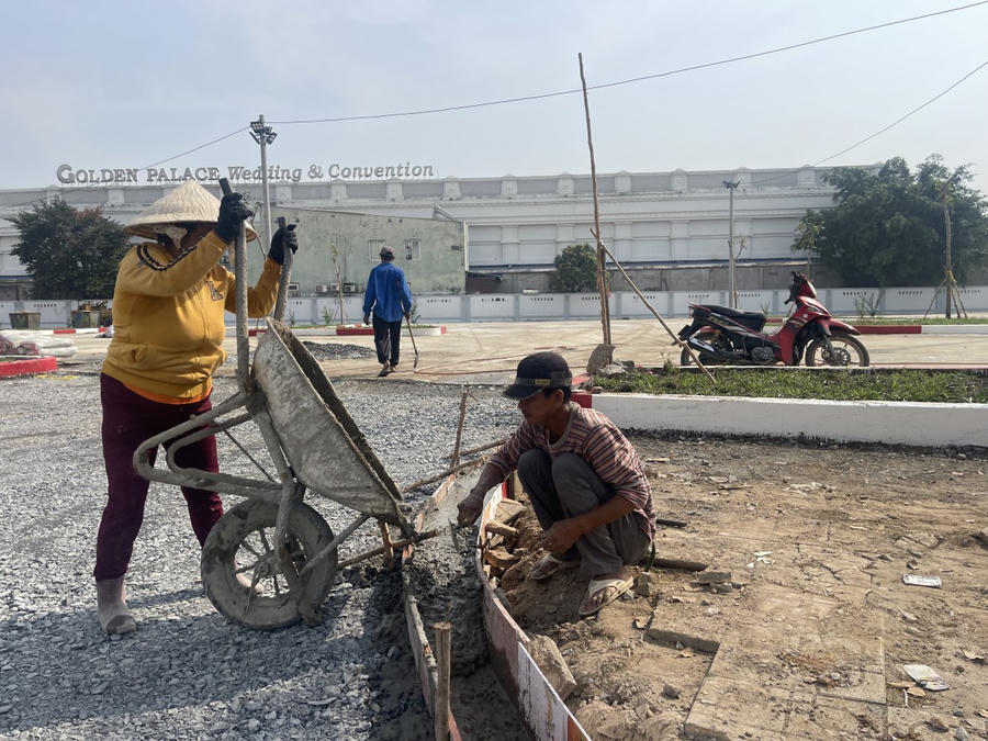 Bãi đậu xe đối diện Công viên Dương Tử Giang đang được gấp rút hoàn thành