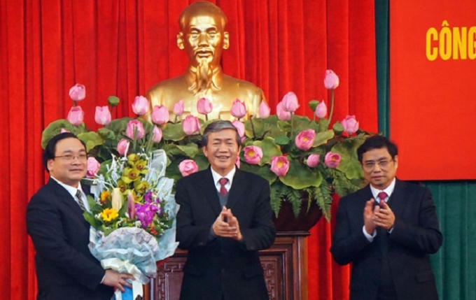 Ủy viên Bộ Chính trị, Thường trực Ban Bí thư Đinh Thế Huynh và Ủy viên Bộ Chính trị, Trưởng ban Tổ chức Trung ương Phạm Minh Chính chúc mừng tân Bí thư Hà Nội Hoàng Trung Hải.