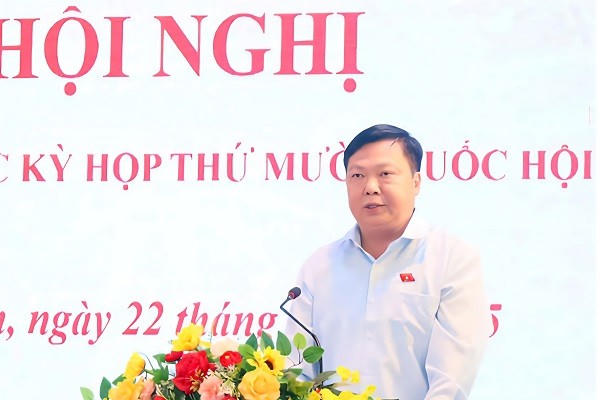 Ông Phạm Hùng Thắng, Tỉnh ủy viên, Phó Trưởng Đoàn ĐBQH tỉnh phát biểu tiếp thu ý kiến, kiến nghị của cử tri .