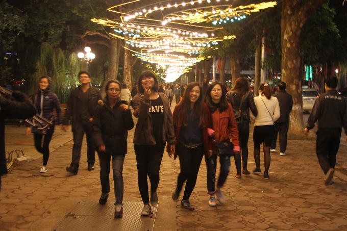 Bờ Hồ Hoàn Kiếm đã bắt đầu đông người dân đi chơi.