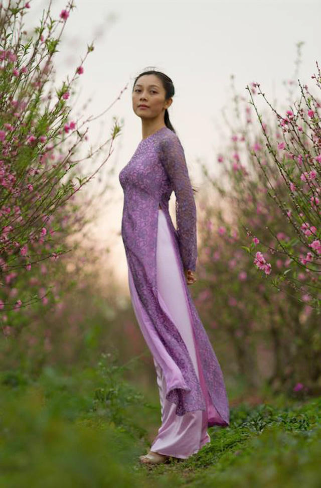 Vài năm trở lại đây, vợ võ sư nổi tiếng mới chuyển sang viết về văn hóa, xã hội, chính trị và tổ chức bài vở.