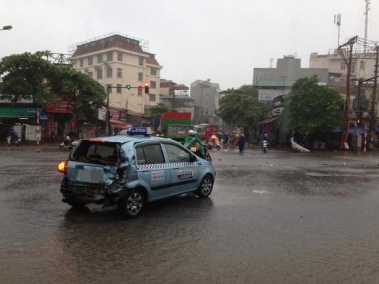 Xe taxi hư hỏng nặng phần đuôi. Ảnh: www.otofun.net