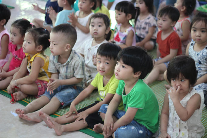 Các cháu háo hức chào năm học mới.