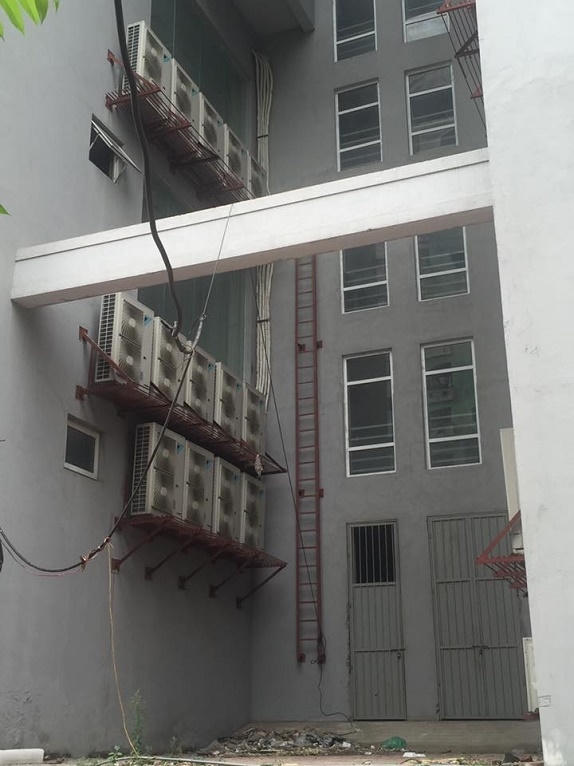 Cơ sở vật chất bên ngoài toà nhà đang có dấu hiệu xuống cấp.