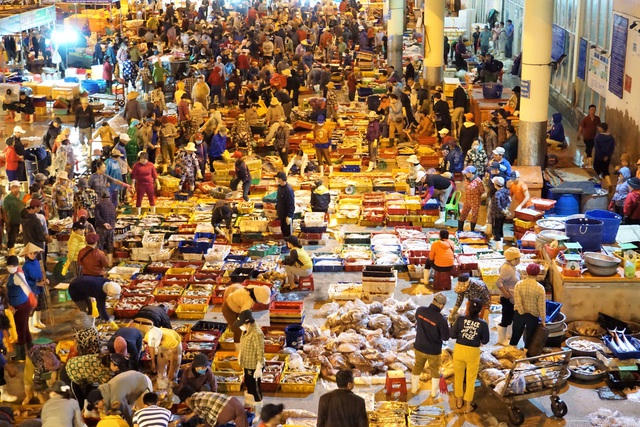 Chừng 2 giờ sáng, bên trong chợ cá Thọ Quang đã bắt đầu nhộn nhịp người mua, kẻ bán từ rất sớm. Tiếng thương lái í ới trả giá cá tạo nên một không khí rộn rã trong đêm khuya. Ai ai cũng vội vàng bưng bê, kéo hoặc mướn người đưa cá về xe mình, rồi tiếp tục tìm, trả giá với loại cá khác.