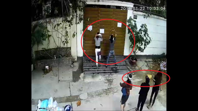 Nhóm đối tượng ngang nhiên dán giấy, nội dung nhục mạ gia đình ông Kim.