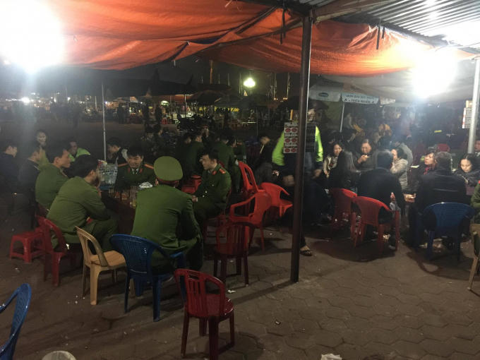 Ban tổ chức tiến hành phát ấn đền Trần vào 5h sáng ngày 11/2