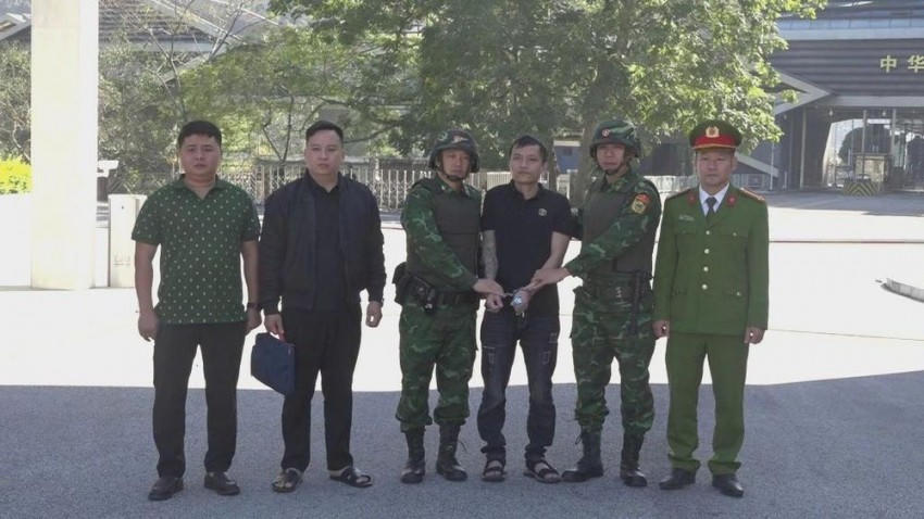 Trung Quốc trao trả đối tượng Quảng Trung Tuấn có lệnh truy nã của Công an tỉnh Quảng Trị cho cơ quan Công an tỉnh Cao Bằng. (Ảnh: Nông Linh).