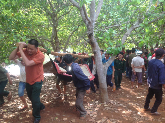 Lực lượng chức năng đến hỗ trợ người nhà đưa các học sinh về mai táng