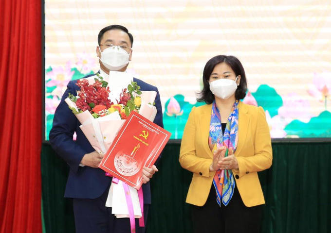 Phó Bí thư Thường trực Thành ủy Nguyễn Thị Tuyến trao quyết định cho ông Nguyễn Ngọc Việt.