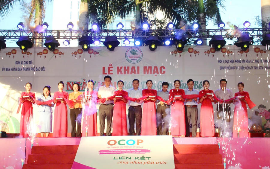 Đại biểu cắt băng chính thức khai mạc Ngày hội.