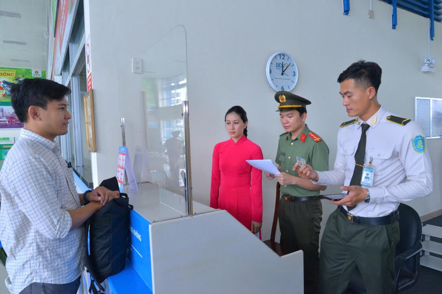 Cán bộ Đội An ninh hàng không thực hiện kiểm tra giấy tờ, thủ tục lên máy bay của hành khách tại Cảng hàng không Cà Mau.