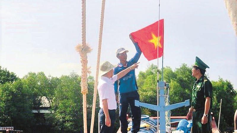 Phó TBT Trần Đức Vinh trao cờ cho ngư dân Kiên Giang