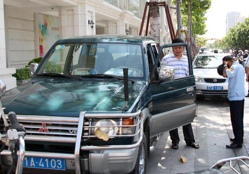 Nhiều xe biển xanh đang đậu trên vỉa hè bị lập biên bản. Ảnh: Tin Tin.