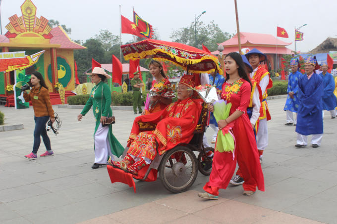 Rước kiệu là một nghi lễ truyền thống trong dịp Giỗ Tổ Hùng Vương hàng năm.