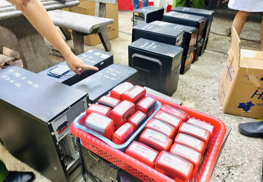 Máy móc, giấy tờ liên quan đến công tác khám bệnh (ảnh: Trần Danh)