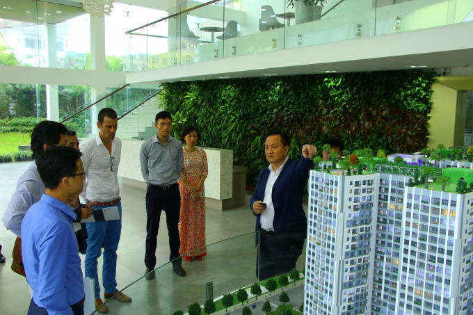 Ông Nguyễn Vĩnh Trân thuyết trình về dự án Imperia Sky Garden