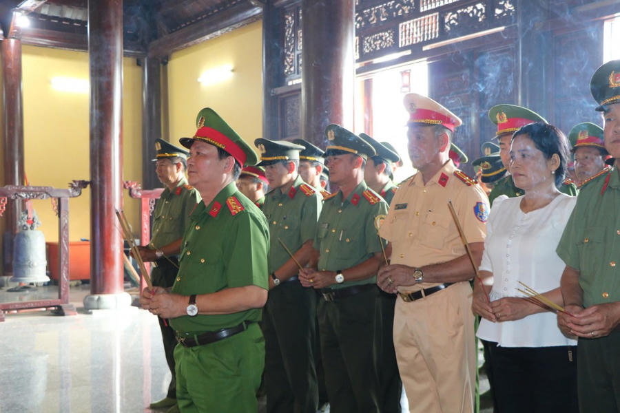 Đại tá Diệp Văn Thế cùng cán bộ, chiến sĩ công an tỉnh tại buổi lễ