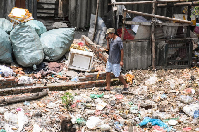 Thế nhưng đây lại là nơi nghỉ ngơi sau những giờ lao động mệt nhọc của hàng trăm lao động ngoại tỉnh. Ảnh: Phan Anh