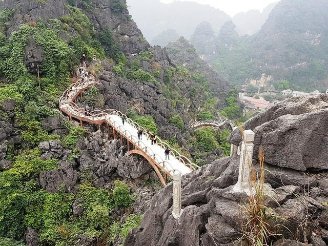 Những khối bê tông lớn nằm xen kẽ với hệ thống núi đá vôi triệu năm đã được công nhận là di sản của nhân loại. Khi Công ty CP Du lịch Tràng An tiến hành xây dựng công trình, Sở Du lịch Ninh Bình phát hiện, sau đó nhiều lần có văn bản đề nghị UBND huyện Hoa Lư vào cuộc xử lý, dẹp bỏ công trình. Tuy nhiên, chính quyền địa phương đã không mạnh tay, thờ ơ trong cách xử lý vụ việc dẫn đến công trình trái phép vẫn ngang nhiên được xây dựng và tồn tại đến ngày hôm nay.