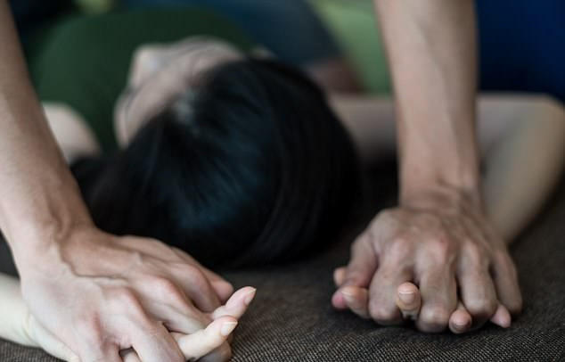 Ảnh minh hoạ bé gái 6 tuổi bị hàng xóm xâm hại.