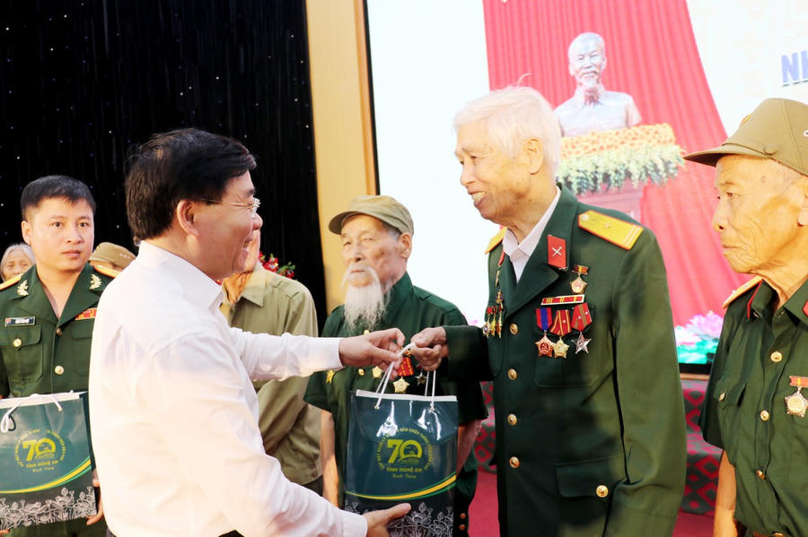Phó Bí thư Thường trực Tỉnh ủy Nghệ An Lê Minh Thông tặng quà các chiến sỹ Điện Biên.