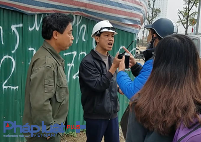 Sau khi ném gạch về phía phóng viên, người đàn ông mặc áo đen trong hình có thái độ hung hăng.