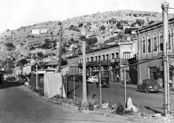Hàng rào bằng lưới mắt cáo và dây thép gai giữa Nogales ở Mexico và Nogales ở Arizona, Mỹ ngày 16/6/1940. Ảnh: AP.