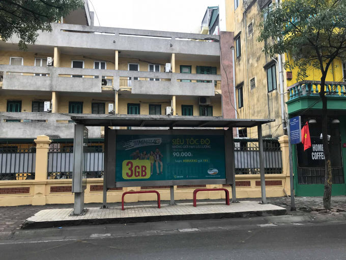 Bến xe buýt không một bóng người.