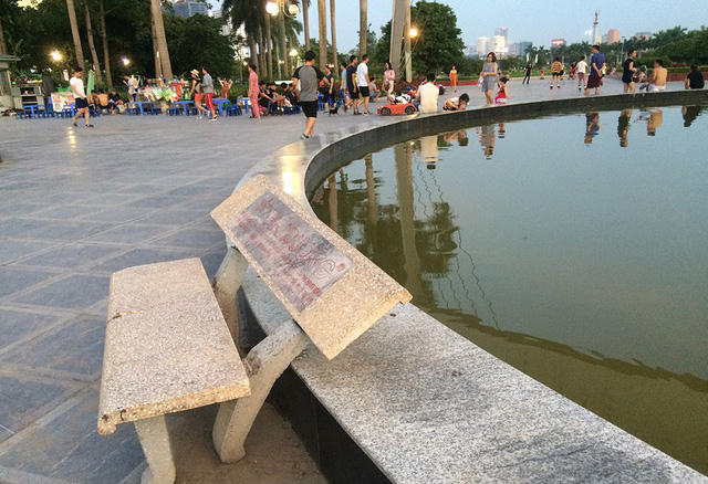 Ghế đá nứt gãy.