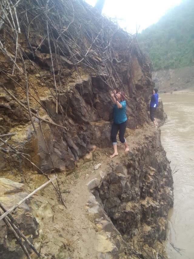 Qua những vách đá cheo leo tới trường.