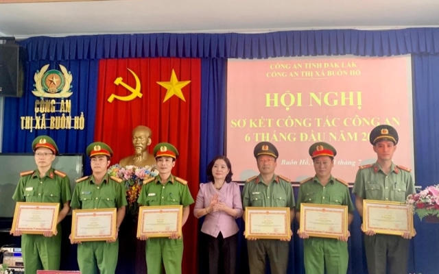 Một số tập thể, cá nhân Công an thị xã Buôn Hồ được khen thưởng