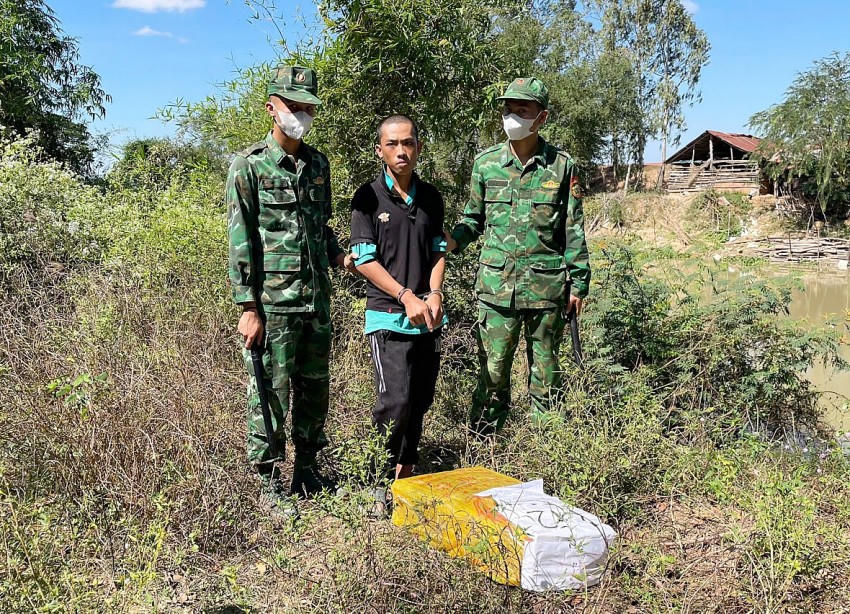 Lực lượng chức năng bắt giữ đối tượng Nguyễn Văn Đan. Ảnh: Luận Quân