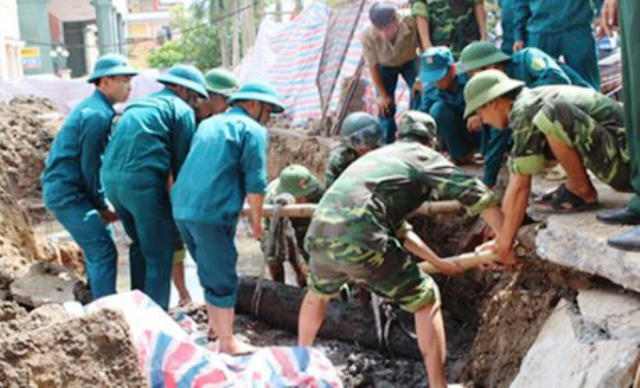 Lực lượng chức năng tiến hành di dời quả bom ra khỏi khu vực dân cư