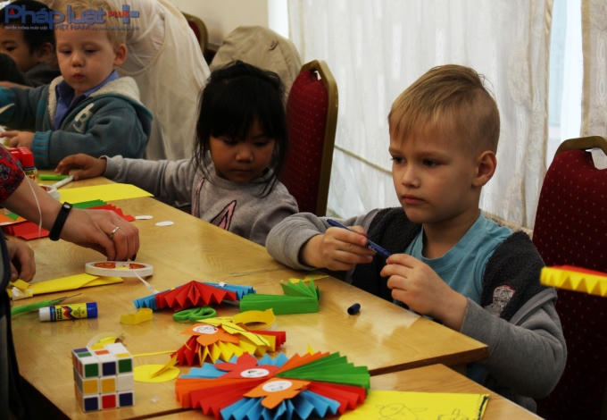 Trò chơi dán giấy. (Ảnh: Đức Biên)