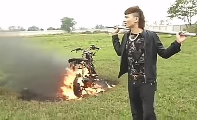 Khá Bảnh đốt xe.