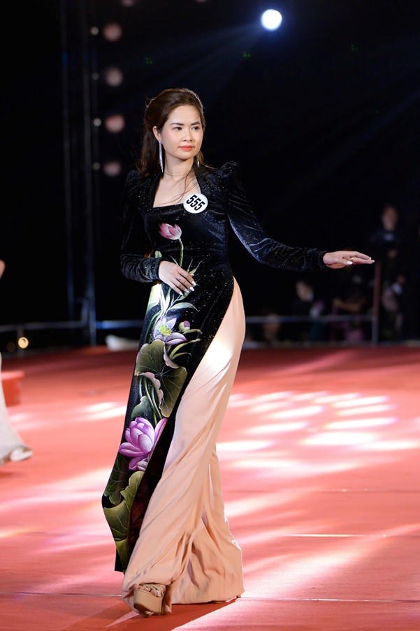 Nữ doanh nhân duyên dáng trong trang phục áo dài của NTK Việt Hùng.