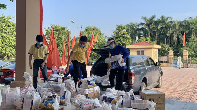 .. Và chuyển hàng lên xe mang đến Ký túc xá