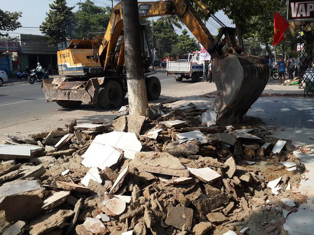 Xe múc tiến hành phá dỡ các công trình trái phép lấn chiếm vỉa hè trên đường Võ Thị Sáu, phường Thống Nhất, TP. Biên Hòa sáng 10/3